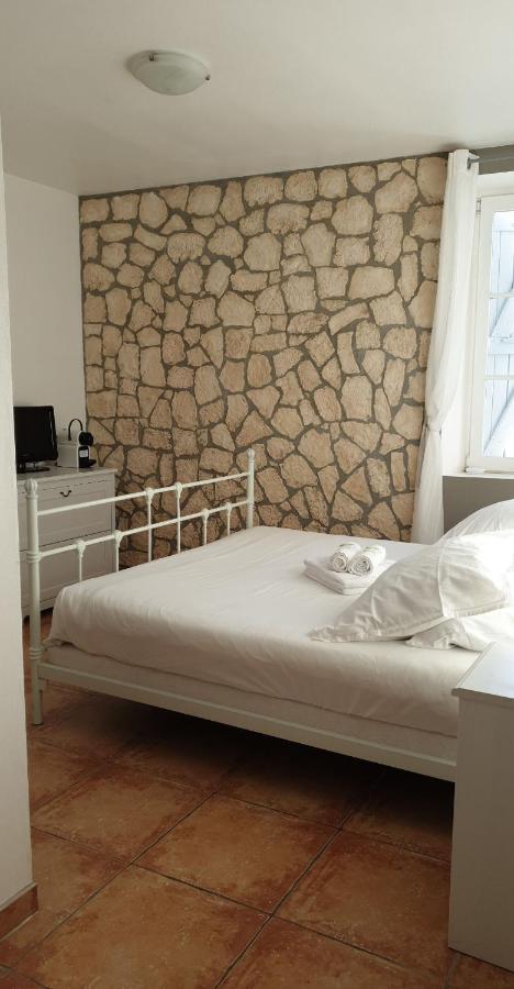 Auberge le lupin blanc Revest-des-Brousses Extérieur photo